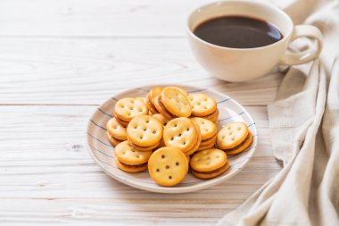 Hindistan cevizli bisküvi ve ananas reçeli.