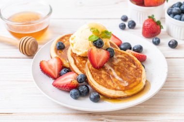 Yabanmersinli gözleme, çilek, bal ve vanilyalı dondurma.