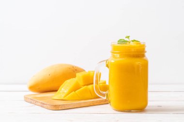 taze mango smoothies - sağlıklı yiyecek ve içecek konsepti
