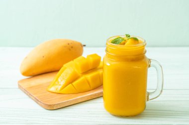 taze mango smoothies - sağlıklı yiyecek ve içecek konsepti