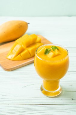 taze mango smoothies - sağlıklı yiyecek ve içecek konsepti