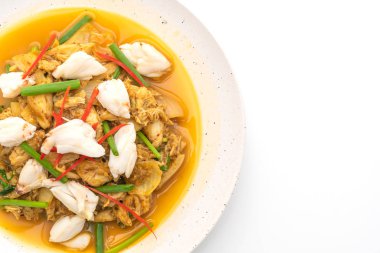 Beyaz arka plan üzerinde izole toz köri ile kızartılmış yengeç