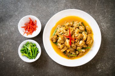 Fried yengeç ile toz köri - Tayland mutfağı