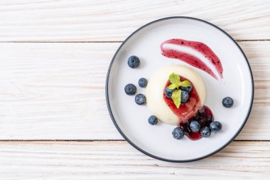 yoğurt puding taze yaban mersini - sağlıklı yemek ve tatlı ile