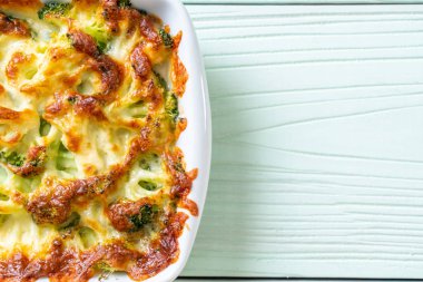 Peynirli fırında karnabahar ve brokoli graten