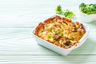 Peynirli fırında karnabahar ve brokoli graten