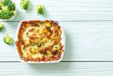Peynirli fırında karnabahar ve brokoli graten