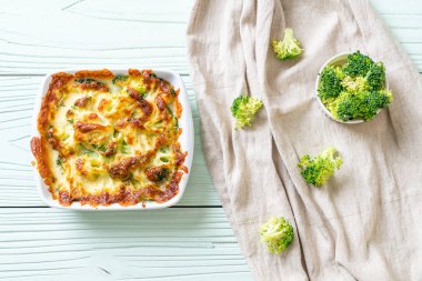 Peynirli fırında karnabahar ve brokoli graten