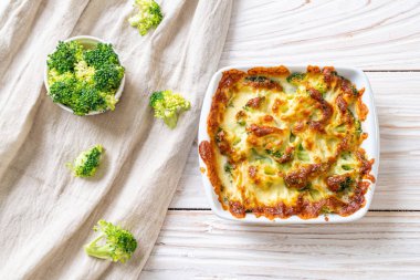 Peynirli fırında karnabahar ve brokoli graten