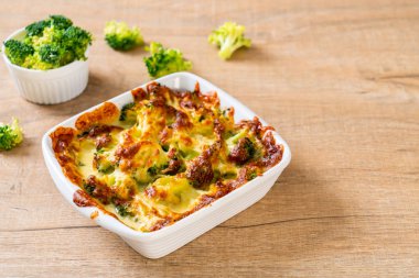 Peynirli fırında karnabahar ve brokoli graten