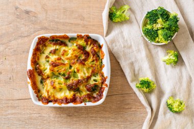 Peynirli fırında karnabahar ve brokoli graten