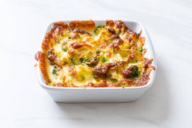 Peynirli fırında karnabahar ve brokoli graten