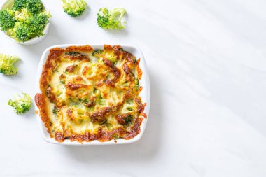 Peynirli fırında karnabahar ve brokoli graten