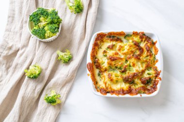 Peynirli fırında karnabahar ve brokoli graten