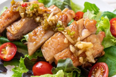 ızgara tavuk salata sebze - sağlıklı gıda tarzı ile