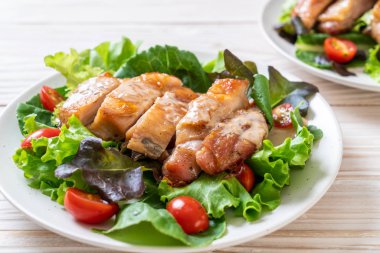 ızgara tavuk salata sebze - sağlıklı gıda tarzı ile