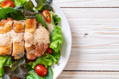 ızgara tavuk salata sebze - sağlıklı gıda tarzı ile