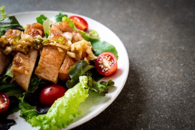 ızgara tavuk salata sebze - sağlıklı gıda tarzı ile