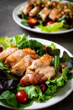 ızgara tavuk salata sebze - sağlıklı gıda tarzı ile