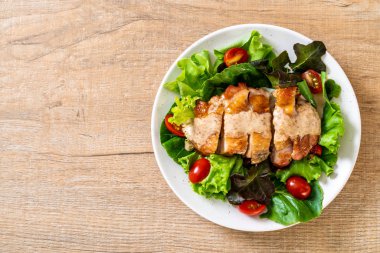 ızgara tavuk salata sebze - sağlıklı gıda tarzı ile