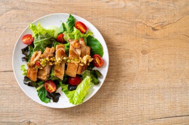 ızgara tavuk salata sebze - sağlıklı gıda tarzı ile