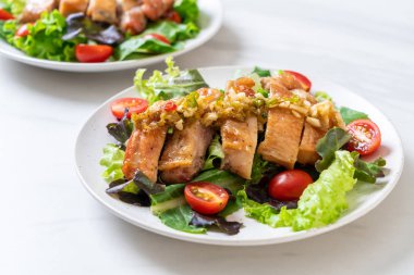 ızgara tavuk salata sebze - sağlıklı gıda tarzı ile