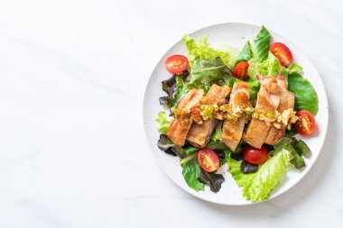 ızgara tavuk salata sebze - sağlıklı gıda tarzı ile