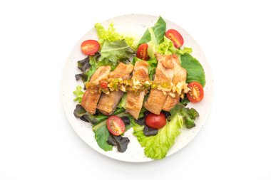 Beyaz arka plan üzerinde izole salata sebzeli ızgara tavuk