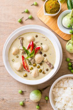 Balık top - Tay gıda ile yeşil köri