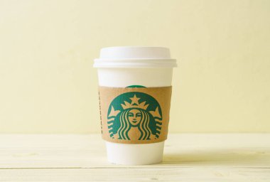 Bangkok, Tayland - 5 Haziran 2018: Beyaz kahve fincanı Starbucks logosu üzerinde tahta arka plan ile. Starbucks dünyanın en büyük kahve evi 61 ülke içinde 20.000'den fazla mağaza ile mi.