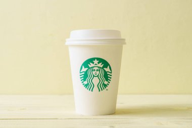 Bangkok, Tayland - 5 Haziran 2018: Beyaz kahve fincanı Starbucks logosu üzerinde tahta arka plan ile. Starbucks dünyanın en büyük kahve evi 61 ülke içinde 20.000'den fazla mağaza ile mi.