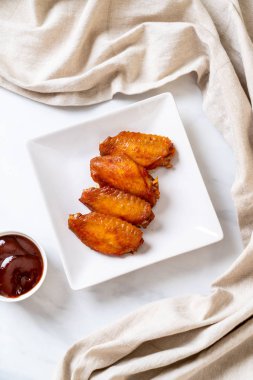 Barbekü tavuk kanadı sosu ile