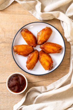 Barbekü tavuk kanadı sosu ile