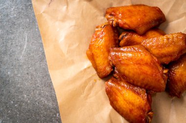 Barbekü tavuk kanadı sosu ile