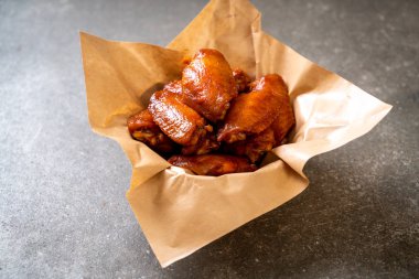 Barbekü tavuk kanadı sosu ile