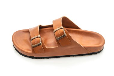 Erkekler beyaz arka plan üzerinde izole sandalet deri