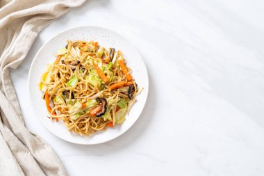 tavada kızartılmış yakisoba noodle sebzeli - vegan ve vejetaryen yiyecekler