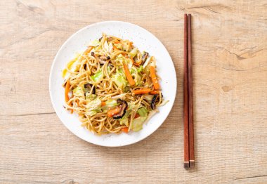 tavada kızartılmış yakisoba noodle sebzeli - vegan ve vejetaryen yiyecekler