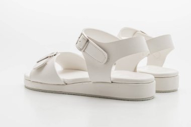 Kadınlar beyaz arka plan üzerinde izole sandalet deri