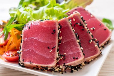 Taze ton balığı ve sebze salatası. Sağlıklı yemek.