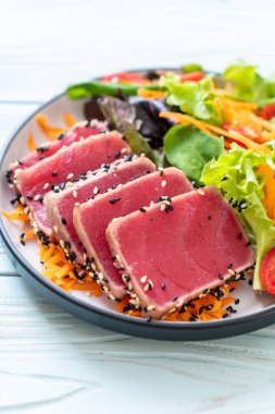 Taze ton balığı ve sebze salatası. Sağlıklı yemek.