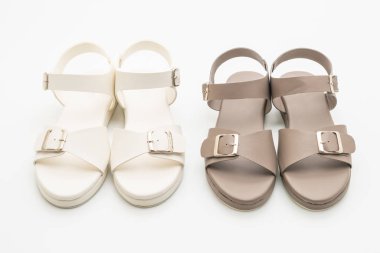 Kadınlar beyaz arka plan üzerinde izole sandalet deri