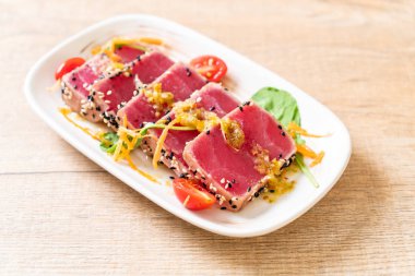 Taze orkinos ile baharatlı salata sosu - ham sağlıklı gıda