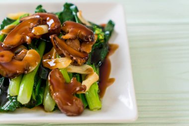 Sarımsaklı istiridye soslu kızarmış Hong Kong Kale heyecan