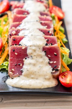 Sebze salatası ve soslu taze ton balığı. Sağlıklı yiyecek.