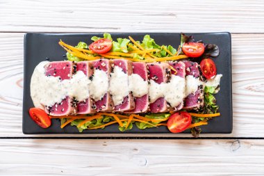 Sebze salatası ve soslu taze ton balığı. Sağlıklı yiyecek.