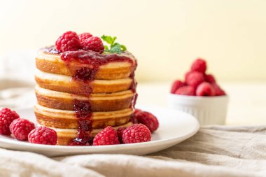 Taze ahududu ve frambuaz sos ile gözleme
