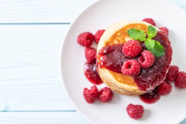 Taze ahududu ve frambuaz sos ile gözleme