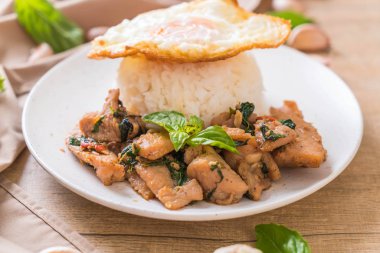 fesleğen pilav ve kızarmış yumurta - Tay geleneksel gıda tarzı ile tavada kızartılmış domuz eti