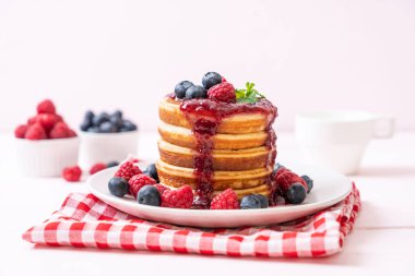 Taze ahududu ve yabanmersinli gözleme.